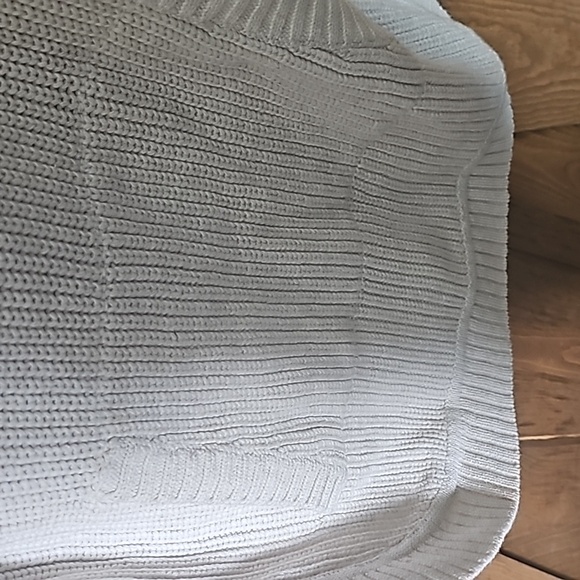 Ugg sweater medium - Picture 3 of 4